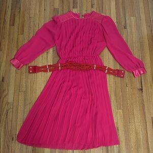 Elegant Pink Pleated Dress with belt - Vintage